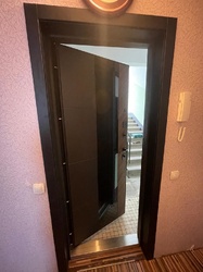 РЕНУАР (чёрный кварц/шпон орех нат)